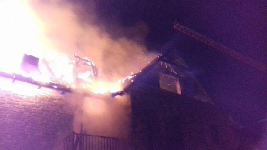 El fuego destruye parte de un bloque de apartamentos