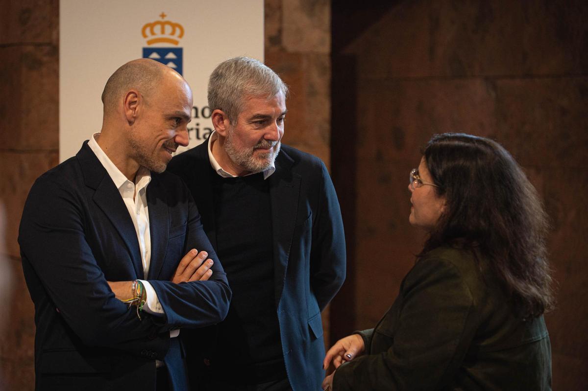 Fernando Clavijo (c) y Alfonso Cabello conversan con Maria Brito.