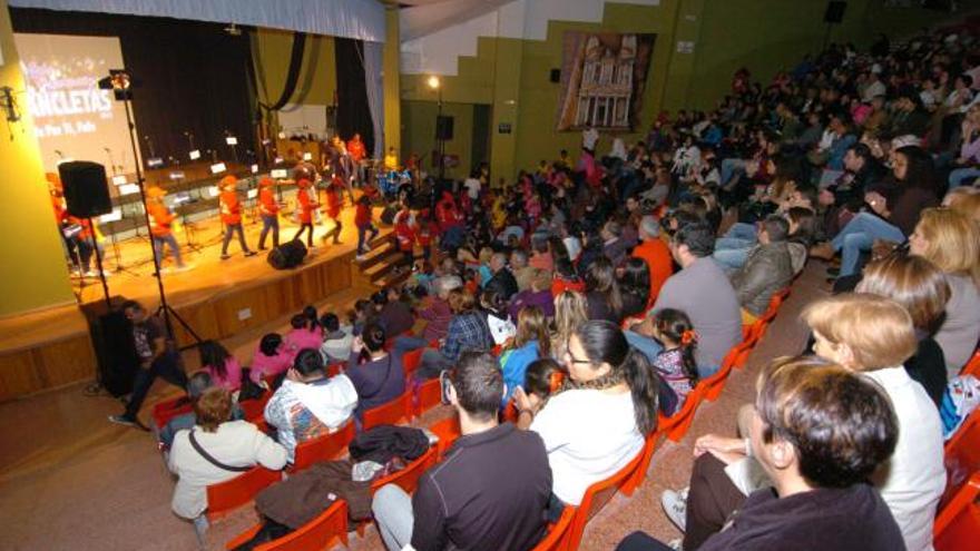 Un momento del acto que celebraron Los Chancletas en el colegio Jaime Balmes de Tafira, ayer. | juan carlos castro