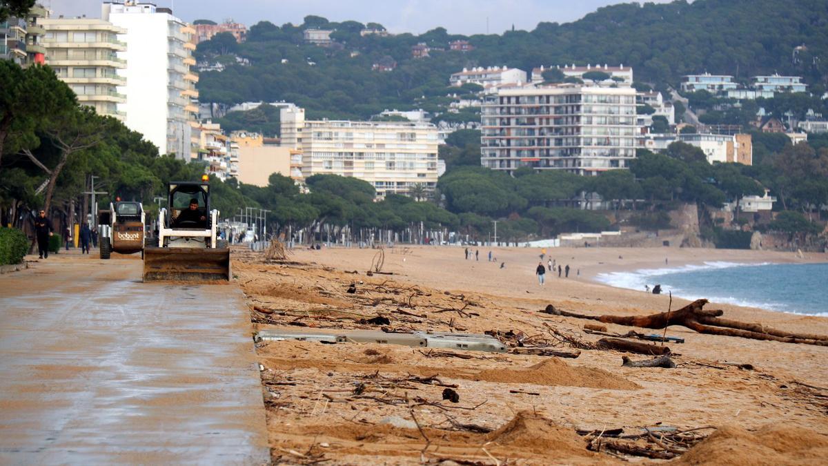 El tram sud del passeig marítim de Platja d'Aro, amb les màquines treballant per retirar la sorra