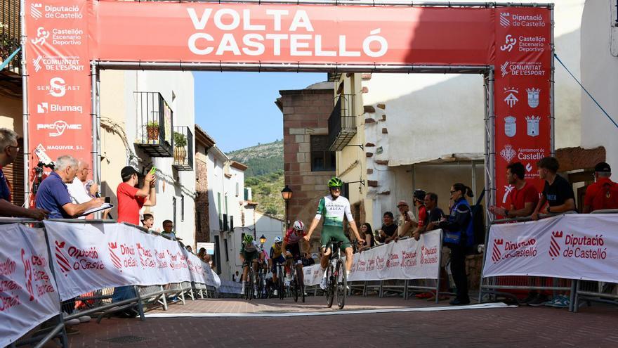 La Volta Castelló arranca con un explosivo esprint en Vilafamés: aquí, la crónica de la primera etapa