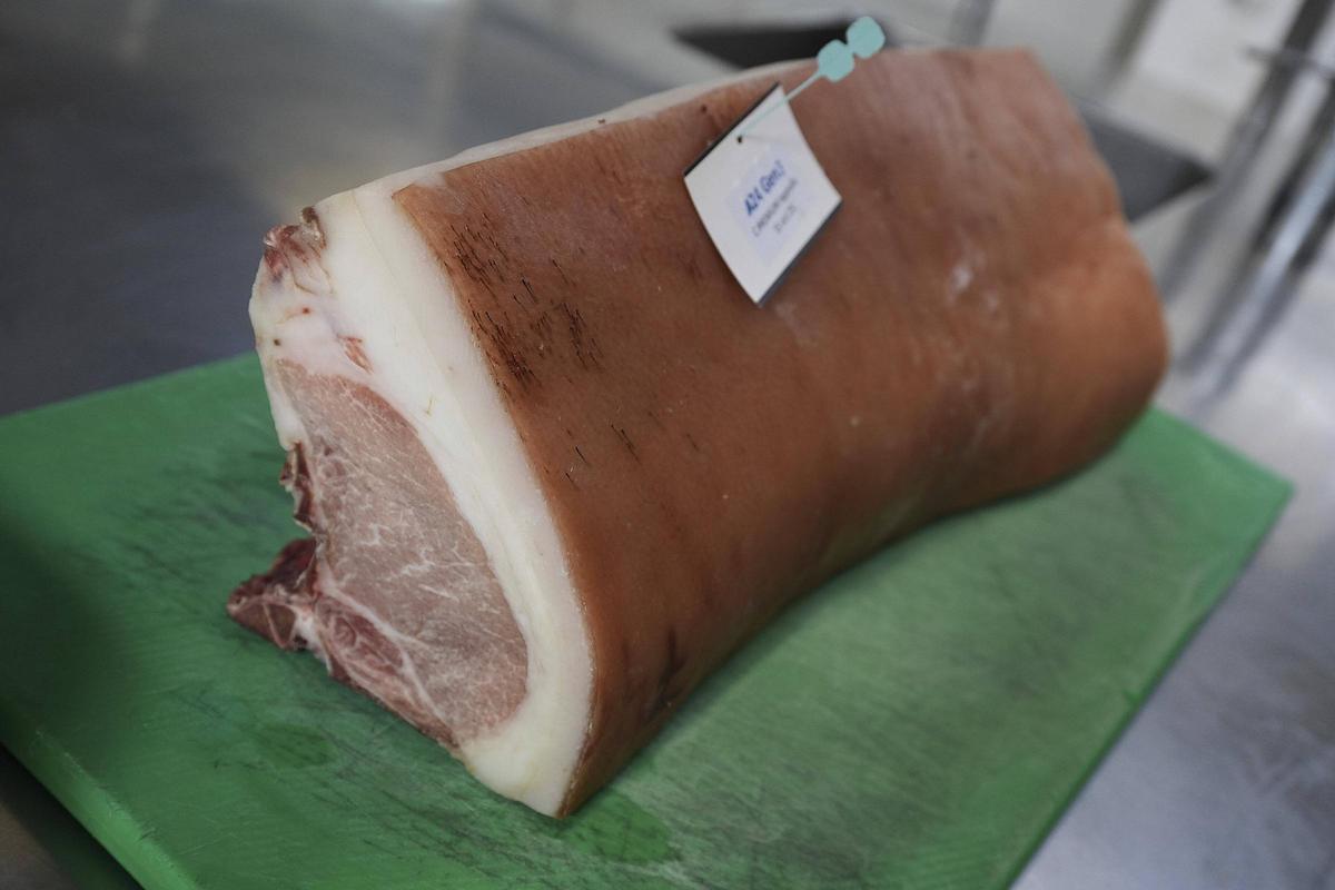 Pla detall d'unes de les peces de carn de porc madurada.