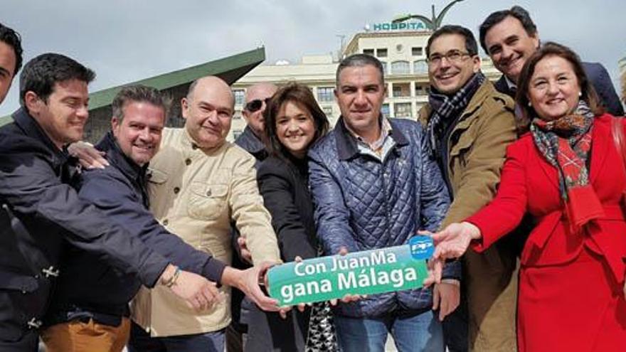 Los populares, ayer ante el Hospital Regional.