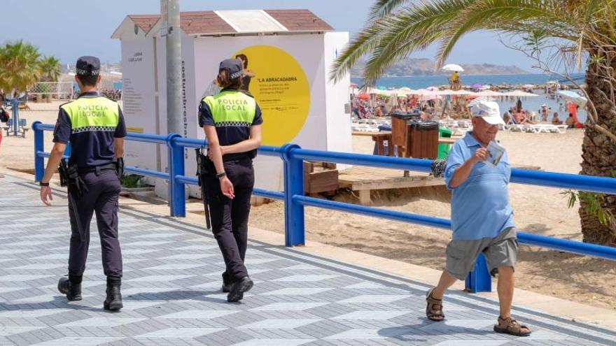 Dos agentes de la Policía Local, en imagen reciente