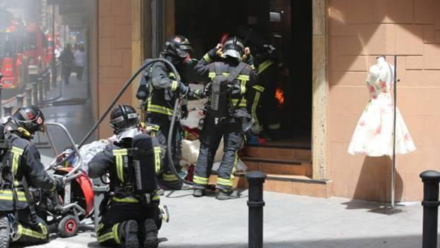 Un herido leve en el incendio de una tienda en Alicante