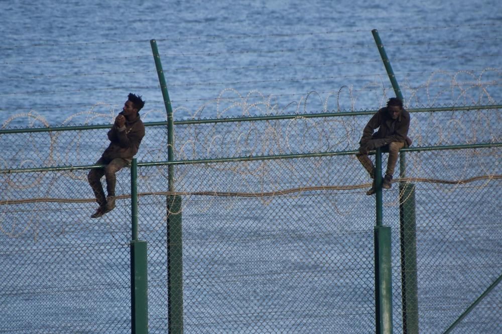 153 migrants salten la tanca que separa Ceuta i el Marroc