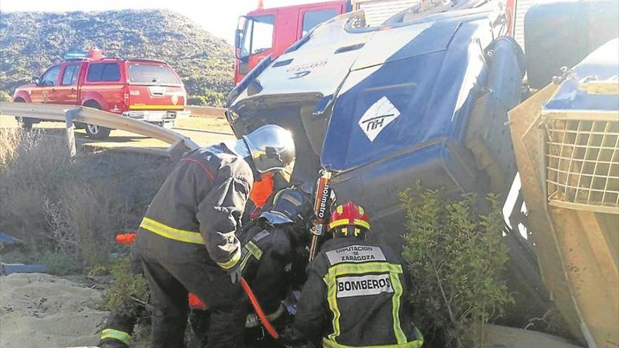 Un chófer muere al volcar su camión en la carretera de Mequinenza