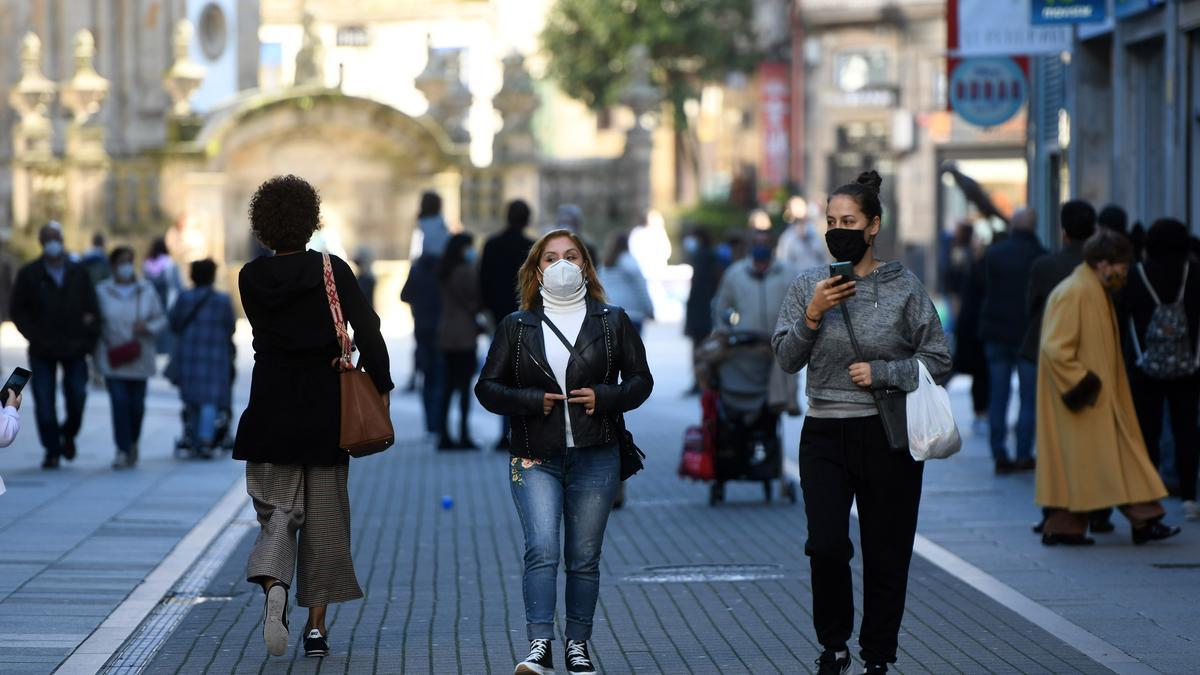 Personas paseando por el centro de Pontevedra.