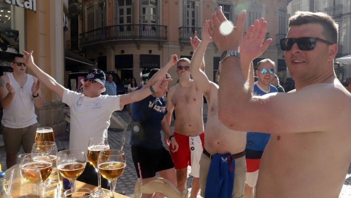 Aficionados del Rangers en el Centro de Málaga antes de disputar la final de la Europa League en Sevilla.