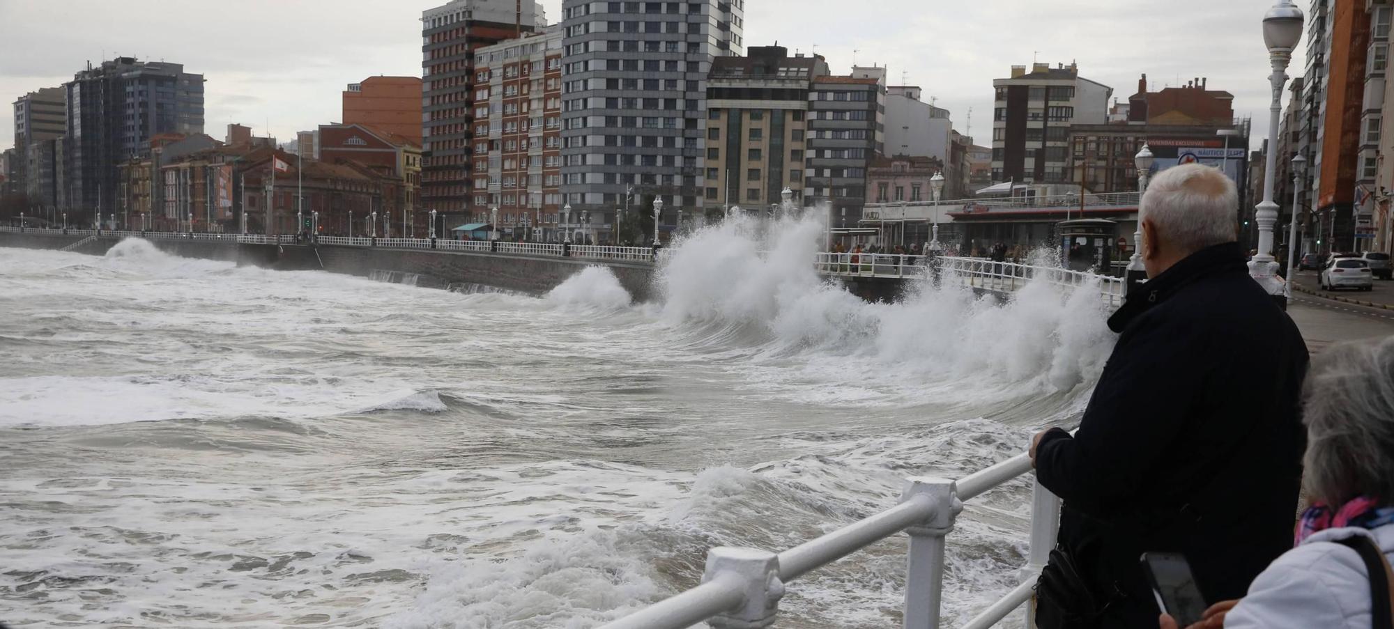 El oleaje vuelve a azotar la costa de Gijón y la Policía precinta parte del Muro (en imágenes)