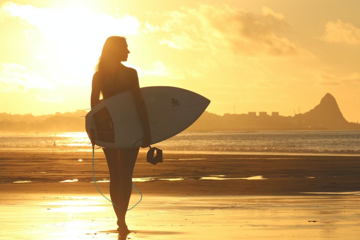 La madera fue el material utilizado en los orígenes para fabricar tablas de surf y aún se sigue utilizando