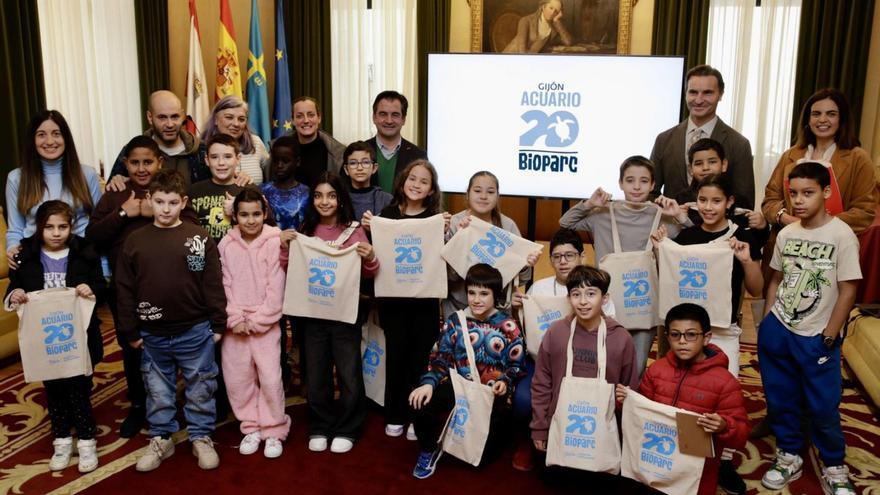 La comunidad educativa del Rey Pelayo, con Alejandro Beneit y los ediles Jorge González-Palacios, María Mitre y María Caunedo, ayer, en el Ayuntamiento.  | JUAN PLAZA