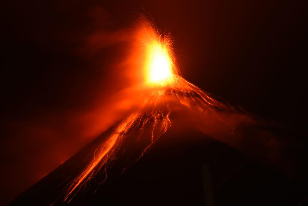 Miles de personas evacuadas por fuerte erupción Volcán de Fuego Guatemala