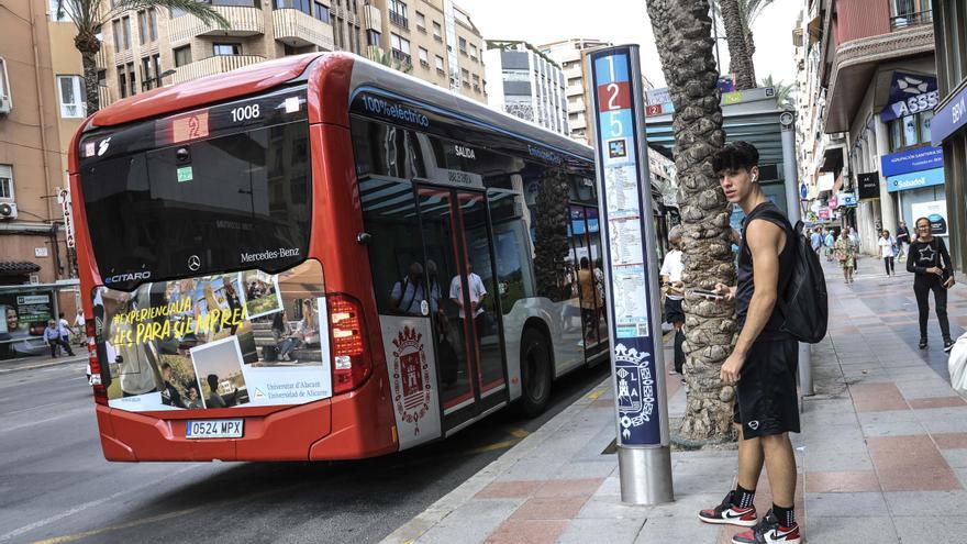 Indignación y sorpresa en el primer día sin bus gratuito para jóvenes en Alicante