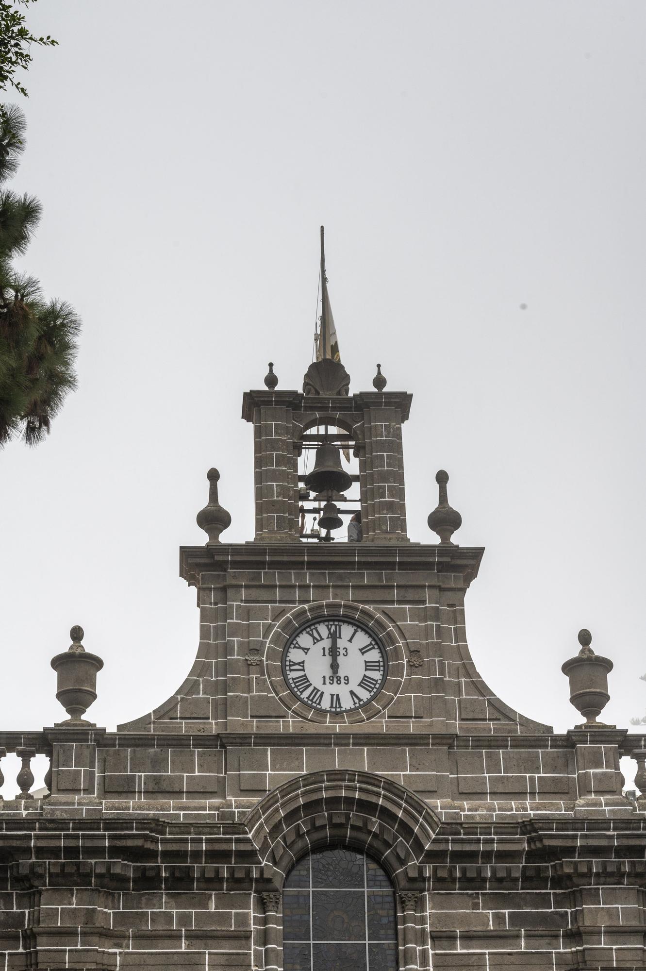 La bandera de las Fiestas del Pino 2022 ya ondea en lo alto de la basílica