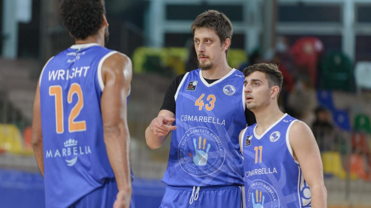 Devin Wright, Kenan Karahodzic y Lucas Muñoz durante un partido del CB Marbella.