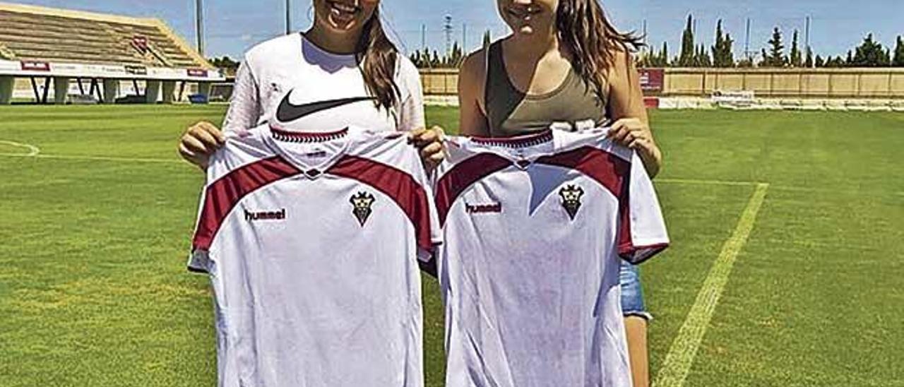 Nerea Orfila y Catalina RossellÃ³ posan con la camiseta del FundaciÃ³n Albacete B.