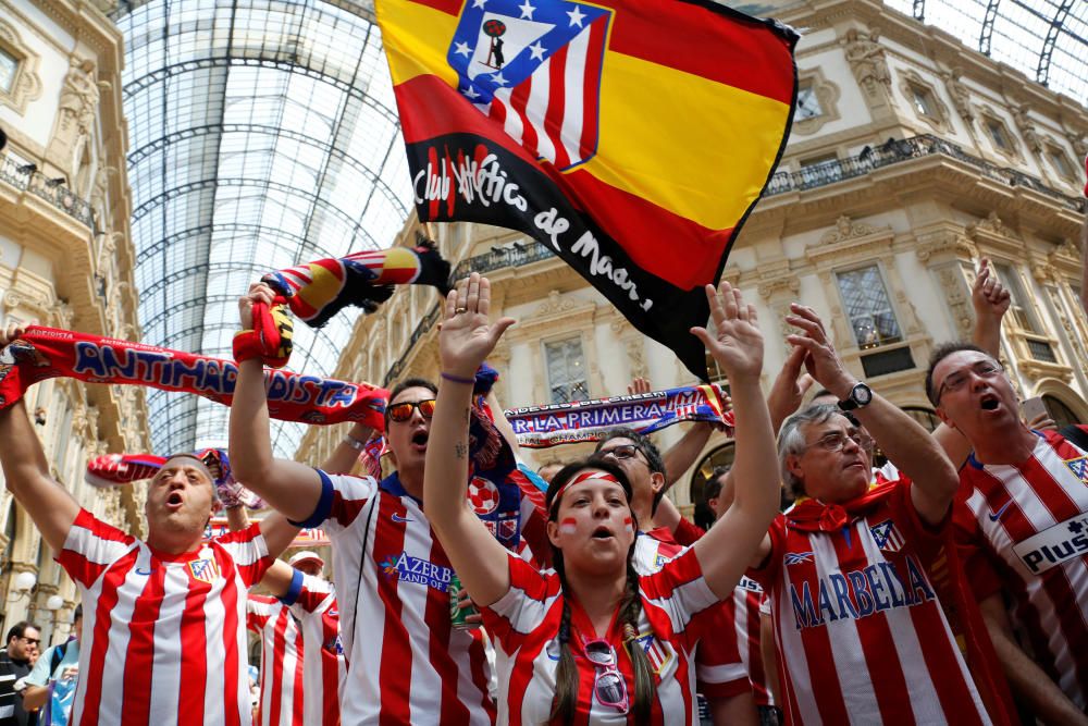 Las aficiones de Madrid y Atlético toman el centro de Milán en las horas previas al partido.