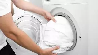 Blanquea tu ropa en la lavadora con esta agua del Mercadona sin usar lejía