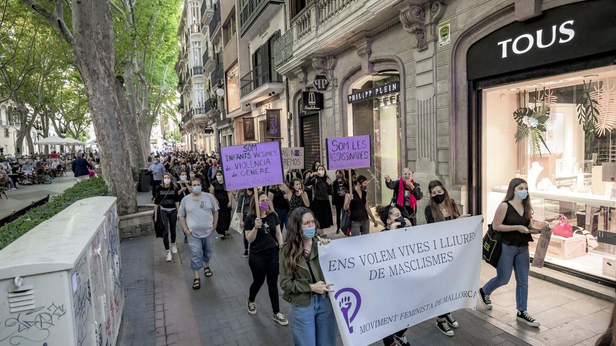 Un centenar de personas se manifiesta en Palma en contra de la violencia machista