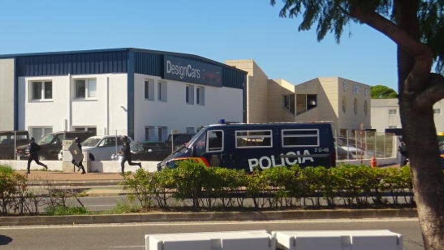 Agentes de la Policía Nacional en el negocio Design Cars que han registrado en Xàbia.