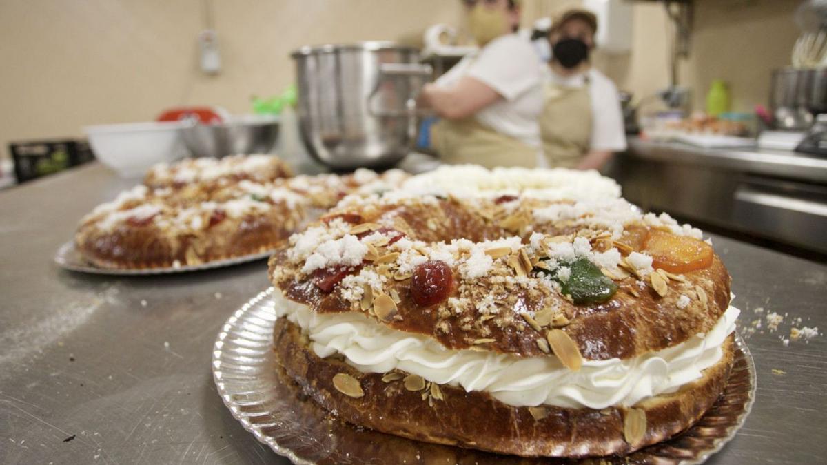 Primer plano de un roscón relleno en Beniaján.  