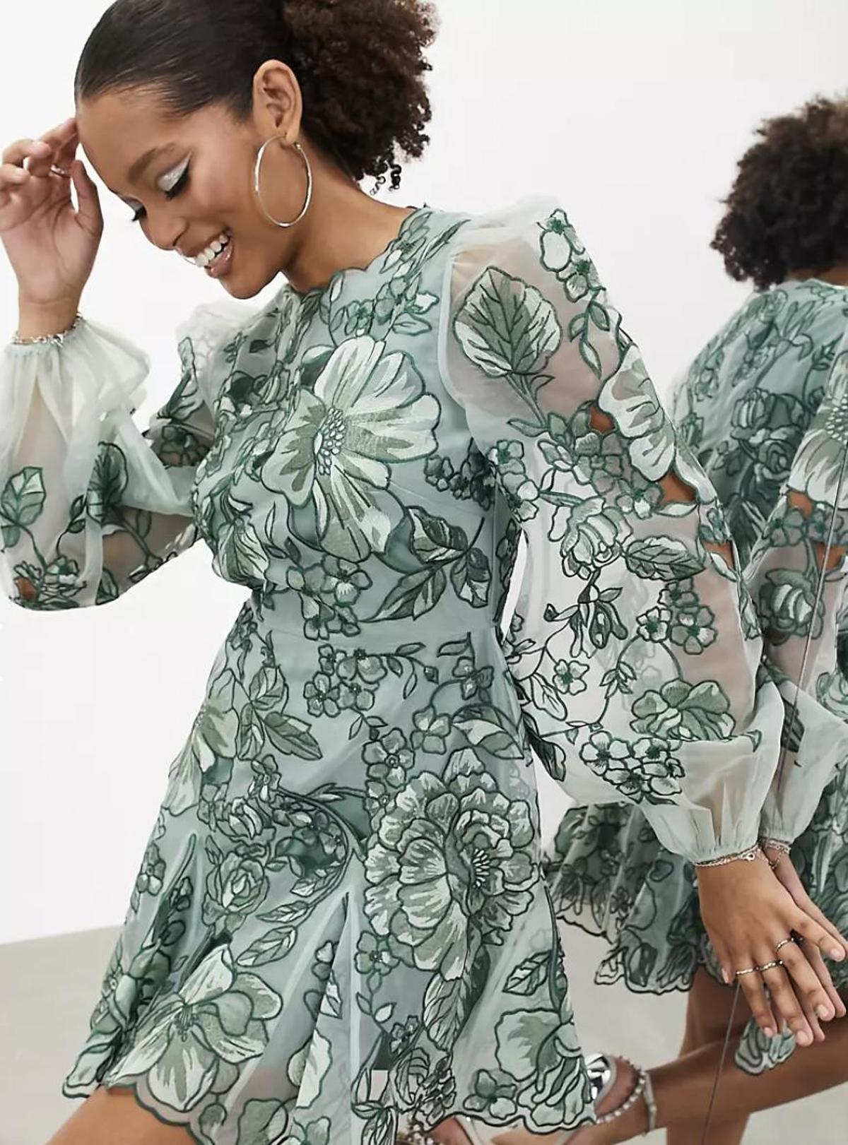 Vestido corto verde salvia con diseño calado y bordado y detalle en la cintura de organza.
