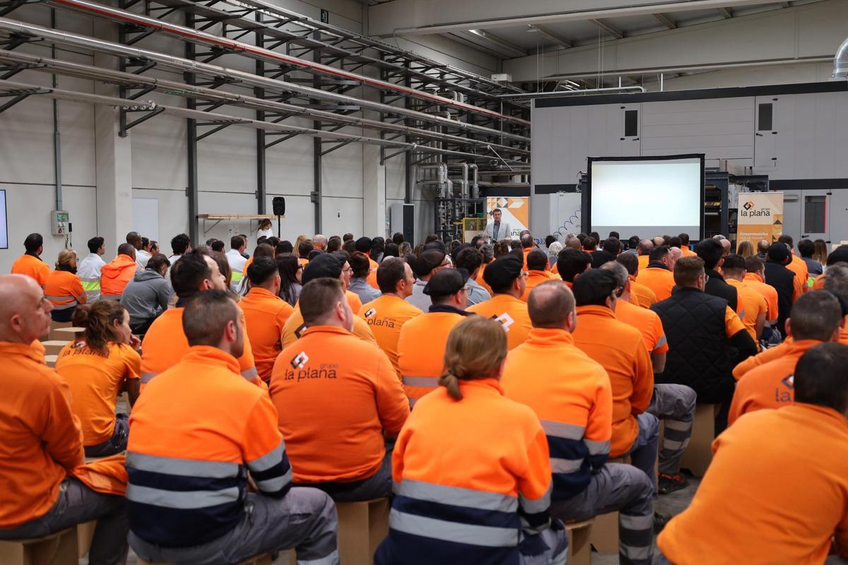 Toplantıya 200'ün üzerinde kişi bizzat katıldı.