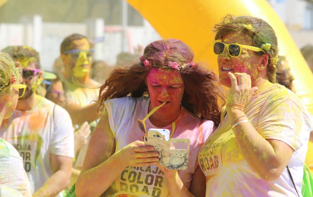 La colorida carrera organizada por Unicaja volvió a concentrar un ambiente joven y festivo en el entorno del estadio Ciudad de Málaga