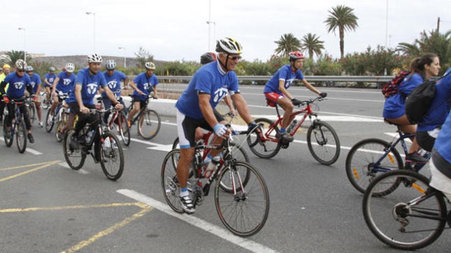 Participantes del paseo &#039;En bici por la salud&#039;, ayer, durante uno de los tramos del recorrido por el casco antiguo. | luis del rosario