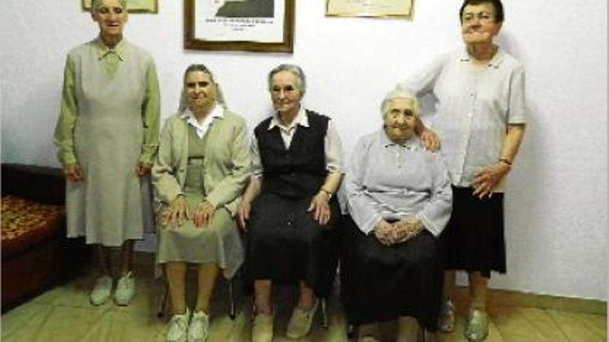 Per l&#039;esquerra, Guadalupe Merino, Rosario Landa, María Guruziaga, Concepción Uribarri i Esperanza Vidaurre; les cinc germanes que queden a la casa del carrer Buxadé de Berga, ahir al matí