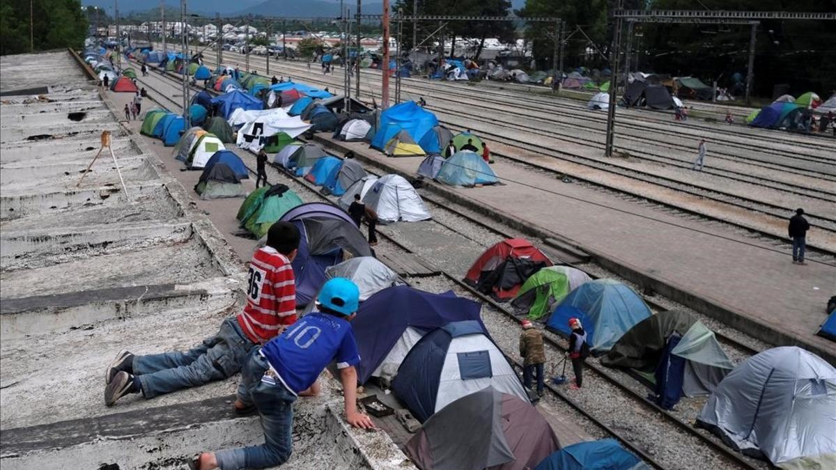 Campamento improvisado para migrantes y refugiados un una estación de tren en la frontera entre Grecia y Macedonia.