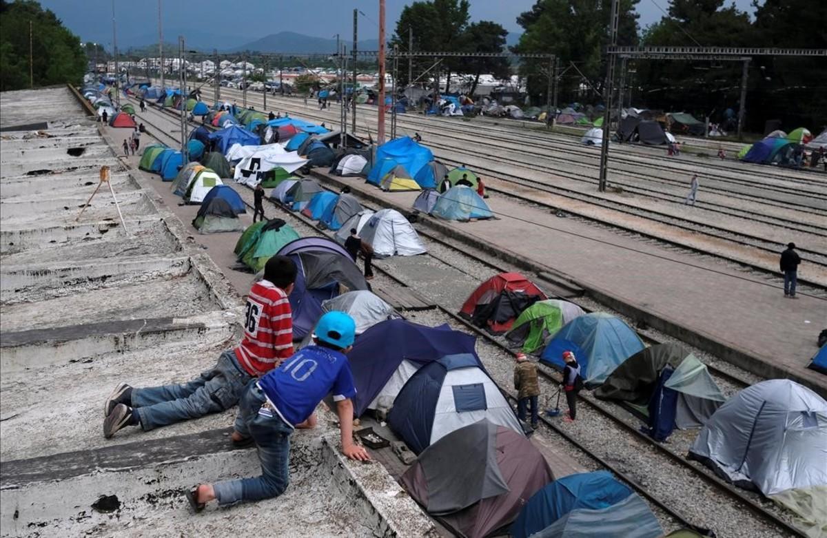 Campament improvisat per a migrants i refugiats, en una estació de tren a la frontera entre Grècia i Macedònia.