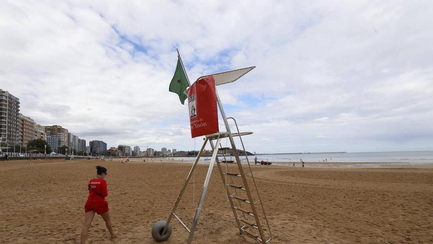 Primeras pruebas para las nuevas escaleras de vigilancia de los socorristas de Gijón