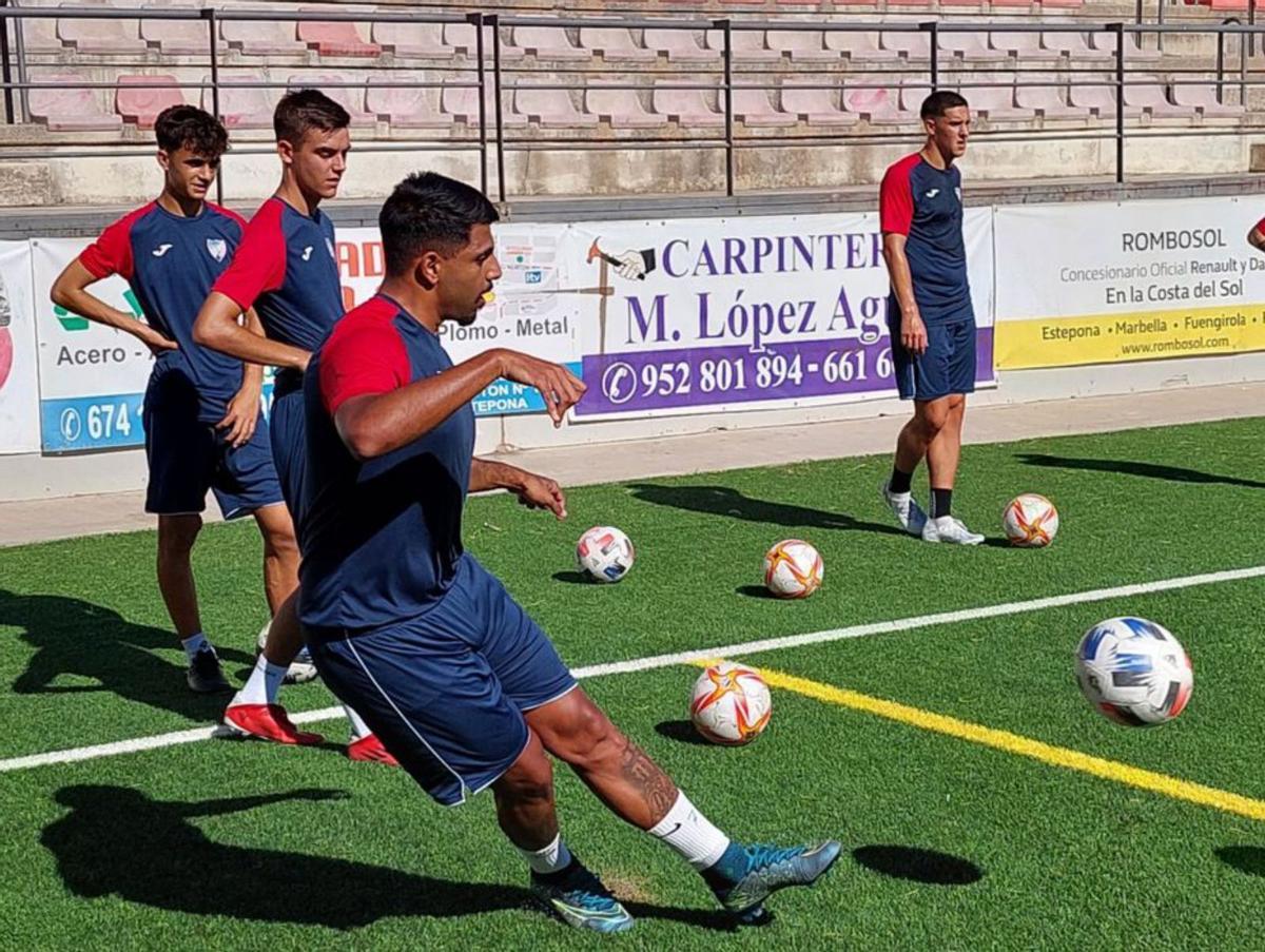 La plantilla esteponera posa durante esta pretemporada con motivo de una de sus sesiones de trabajo a campo abierto. | CD ESTEPONA