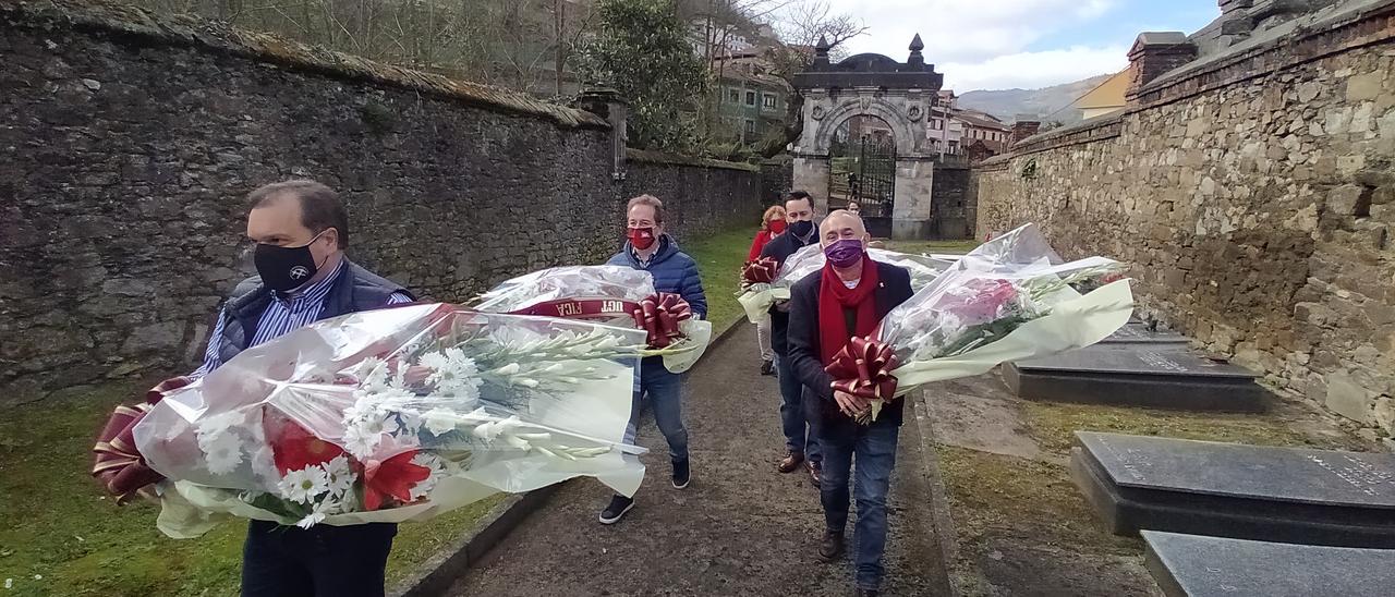 Por la izquierda, José Luis Alperi, Pedro Hojas, Gloria Muñoz (al fondo), Javier Lanero y Pepe Álvarez, ayer, portando las flores que se depositaron sobre la tumba de Manuel Llaneza. | D. M.