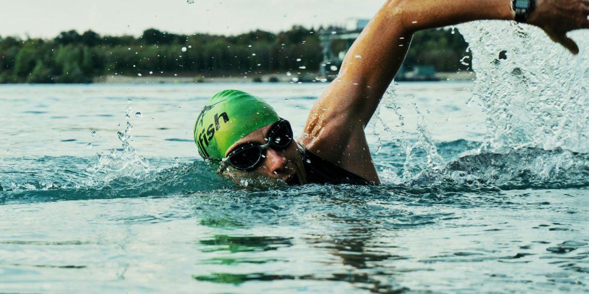 Los auriculares sumergibles que te permiten escuchar música mientras nadas
