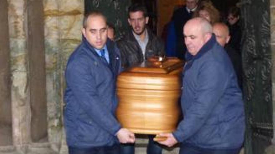 El supuesto hijo se ausenta de la exhumación en Cangas de Onís de los restos del cura de Tineo, que él mismo pidió para una prueba de paternidad