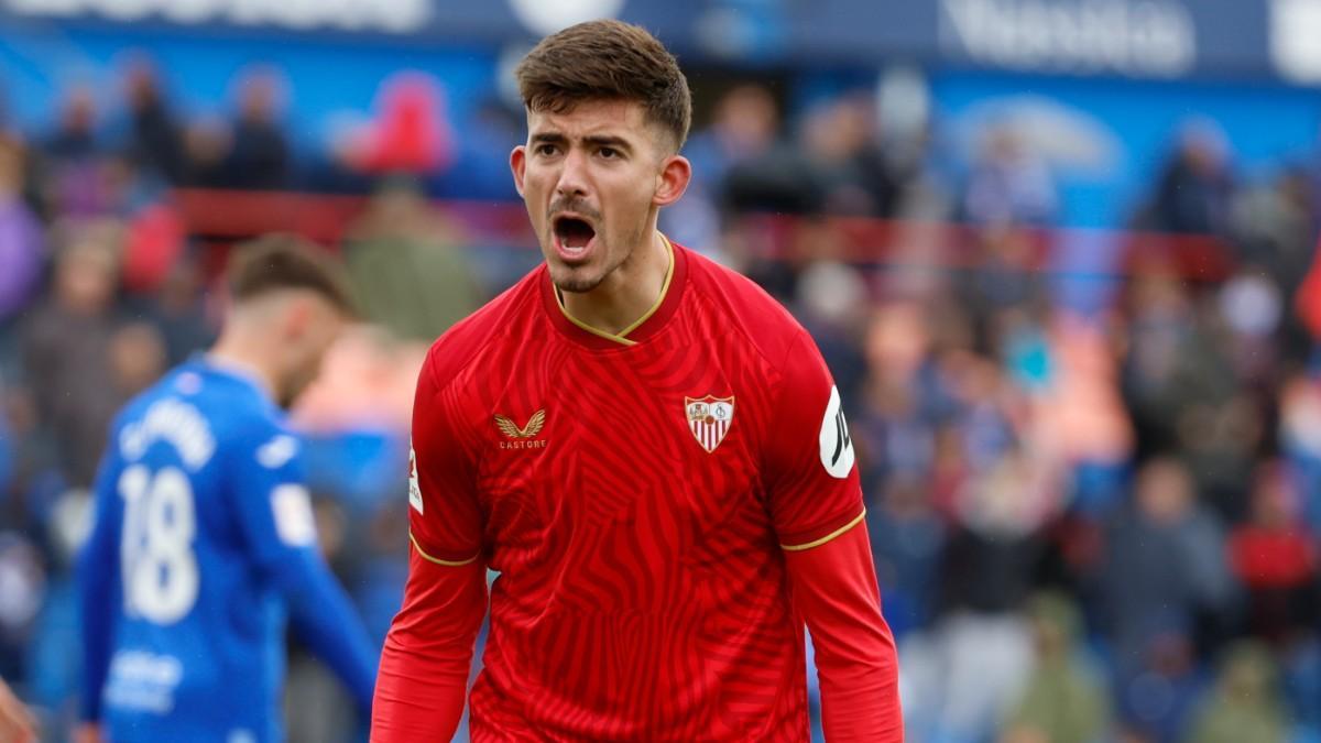Kike Salas, defensa central del Sevilla