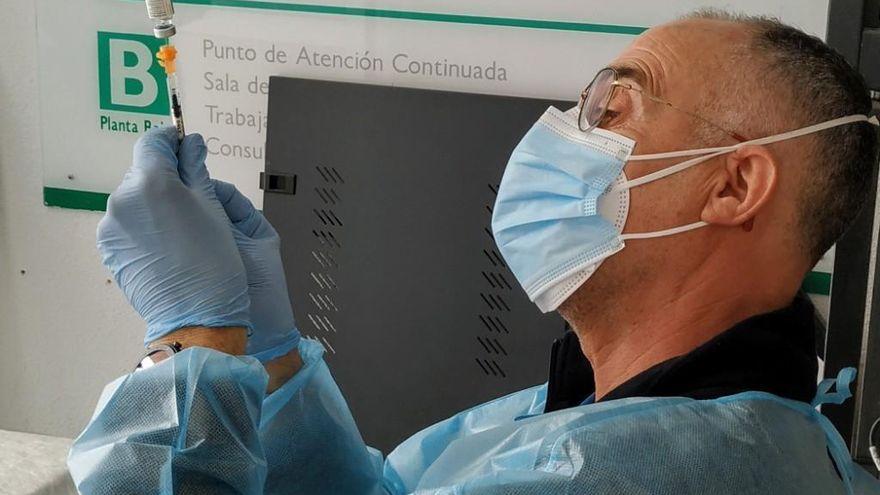 Un sanitario preparando la medicación.