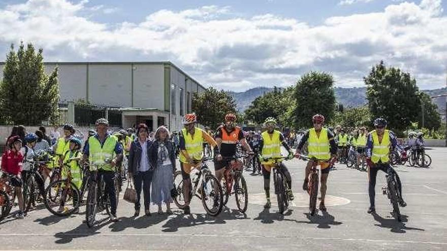 Participantes en la ruta en bicicleta. // FdV