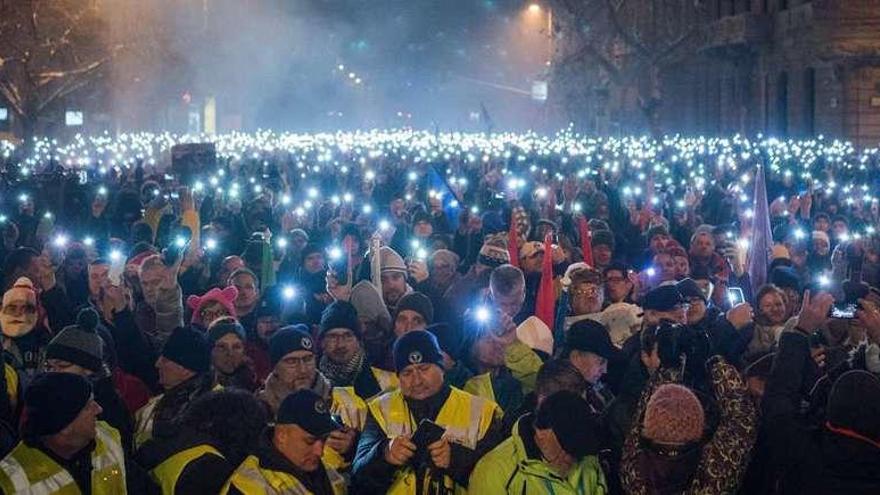 Protestas multitudinarias contra Orban en Hungría