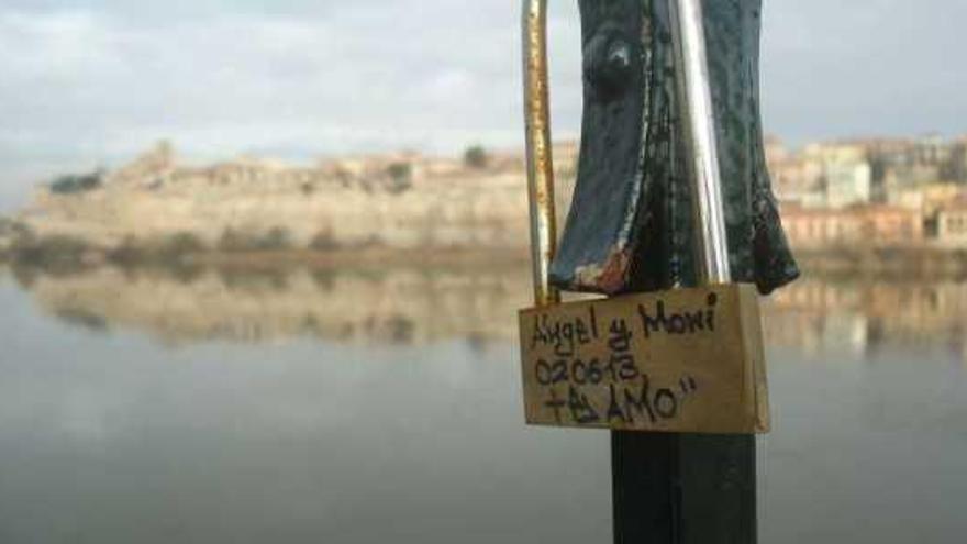 Uno de los candados colocados en el Puente de Piedra.