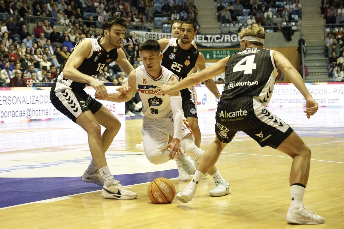 Alex Barcello intenta zafarse de la oposición de la defensa del HLA Alicante en un partido de la campaña pasada.