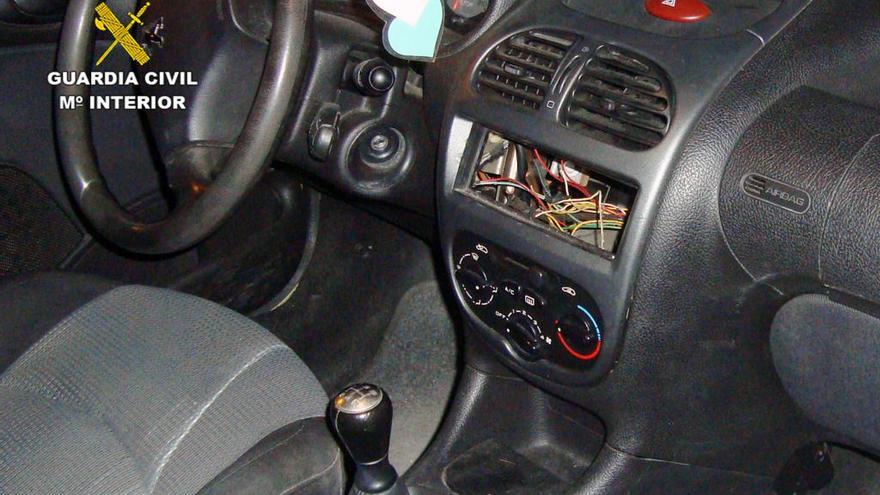 El interior de uno de los coches asaltados.