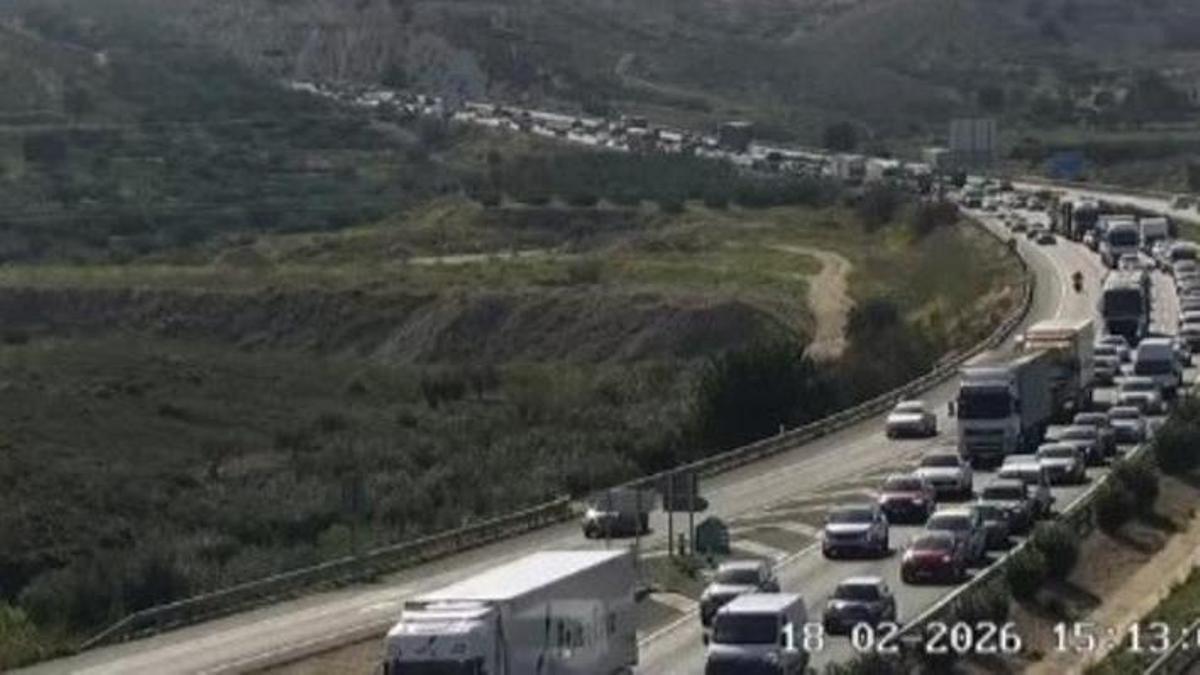 Largas colas y retenciones en la A-7 a la altura de Alcantarilla en dirección a Murcia.