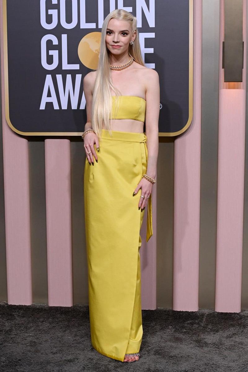 Anya Taylor-Joy,  en los Globos de Oro de 2023,  con un dos piezas amarillo de Dior
