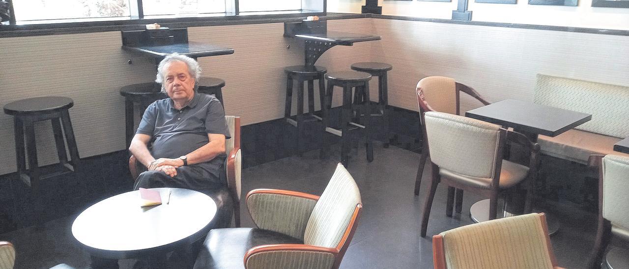 Francisco Jarauta en la cafetería del Hotel Parque.