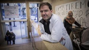 El doctor Daniel Roca, médico en el CAP Raval Sud, en su centro de salud.