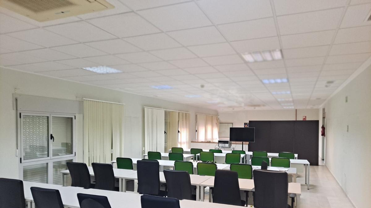 Sala preparada en la Audiencia de Badajoz para la prensa que cubrirá en juicio de David Sánchez a partir de este jueves.